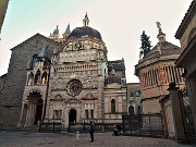 50 Facciata Cappella Colleoni tra Santa MariaMaggiore a sx e Battistero a dx
